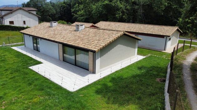 Foto 2 de Casa en venda a Celorio-Poó-Parres de 4 habitacions amb piscina i calefacció
