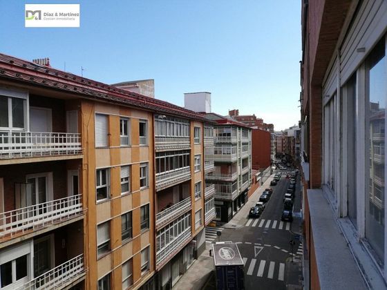 Foto 2 de Pis en venda a La Chantría - La Lastra de 4 habitacions amb terrassa i garatge