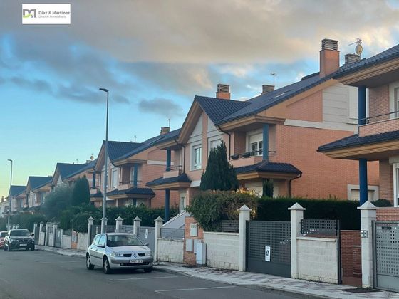 Foto 2 de Casa en venda a Villaquilambre de 3 habitacions amb terrassa i garatge