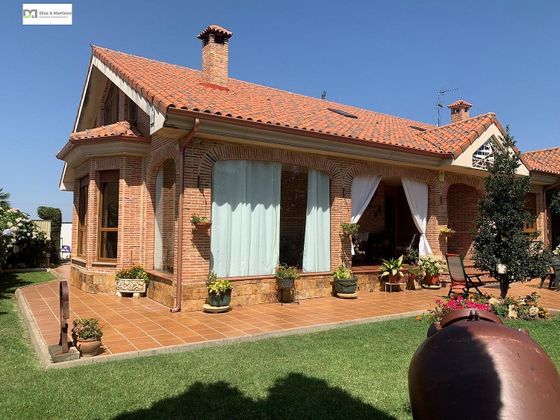 Foto 2 de Xalet en venda a Villadangos del Páramo de 6 habitacions amb piscina i garatge