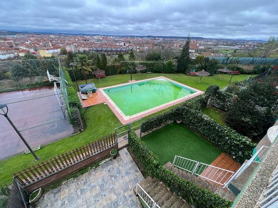 Foto 1 de Casa adossada en venda a Trobajo del Camino de 4 habitacions amb terrassa i piscina