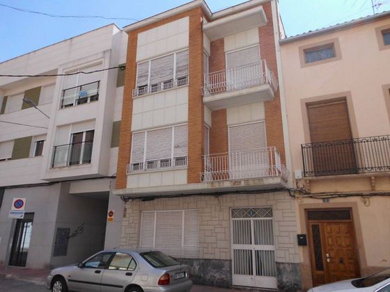 Foto 1 de Venta de chalet en Almansa de 5 habitaciones con terraza
