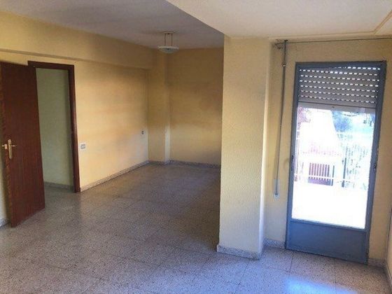 Foto 2 de Venta de piso en Almansa de 4 habitaciones con balcón y ascensor