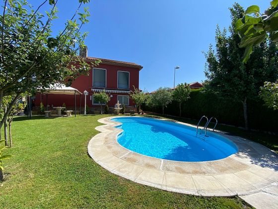Foto 1 de Xalet en venda a Dexo  -Lorbé de 4 habitacions amb terrassa i piscina