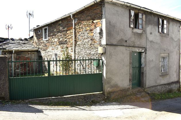Foto 2 de Venta de casa adosada en calle Do Outeiro de 3 habitaciones con jardín