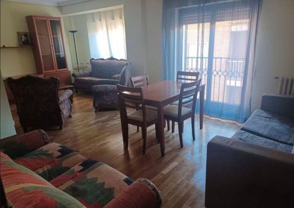 Foto 2 de Piso en alquiler en Salesas - Labradores de 2 habitaciones con muebles y balcón