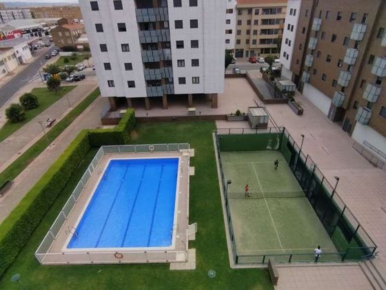 Foto 2 de Piso en venta en Portillejo - Valdegastea de 3 habitaciones con terraza y piscina