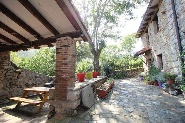 Foto 2 de Casa en venda a Peñamellera Alta de 6 habitacions amb terrassa i jardí