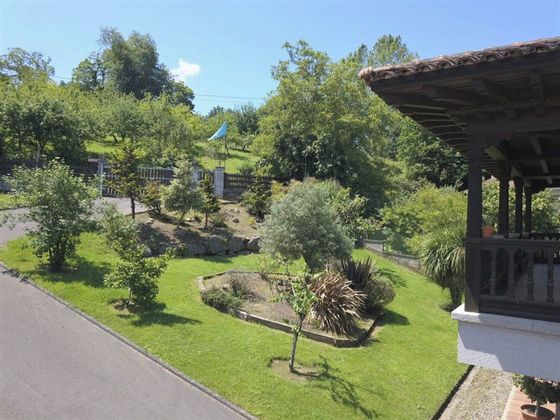 Foto 2 de Xalet en venda a Parres de 6 habitacions amb terrassa i jardí