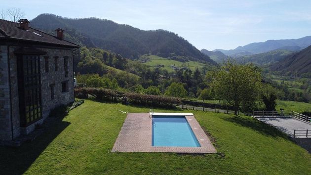 Foto 2 de Casa en venda a Cangas de Onís de 5 habitacions amb terrassa i piscina