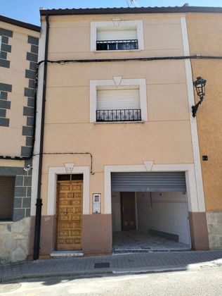 Foto 1 de Casa en venda a calle Las Arandillas de 4 habitacions amb jardí i balcó