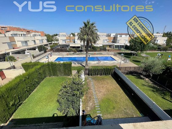 Foto 1 de Casa adossada en venda a Valdespartera - Arcosur de 4 habitacions amb terrassa i piscina
