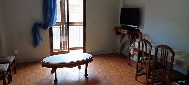 Foto 2 de Piso en venta en Hospitales - Campus de 3 habitaciones con terraza y muebles