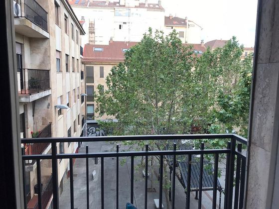Foto 1 de Venta de piso en Centro - Salamanca de 4 habitaciones con muebles y balcón
