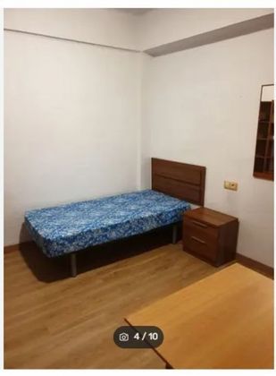 Foto 2 de Pis en lloguer a Carmelitas - San Marcos - Campillo de 4 habitacions amb mobles i calefacció