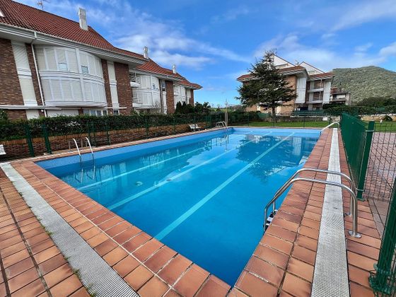 Foto 1 de Piso en alquiler en calle Playa de Berria de 2 habitaciones con terraza y piscina
