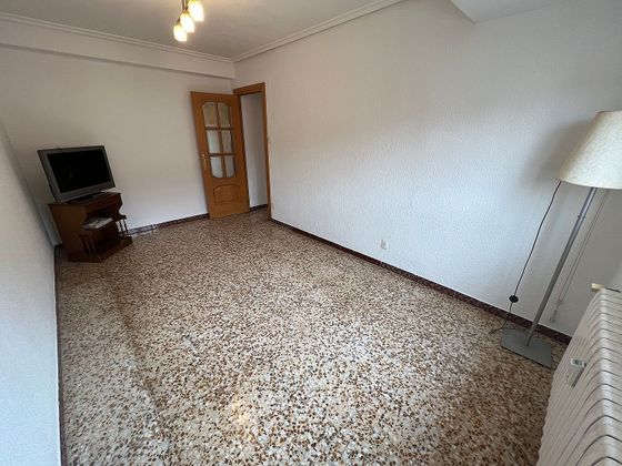 Foto 2 de Alquiler de piso en calle De la Mosquetera de 3 habitaciones con muebles y balcón