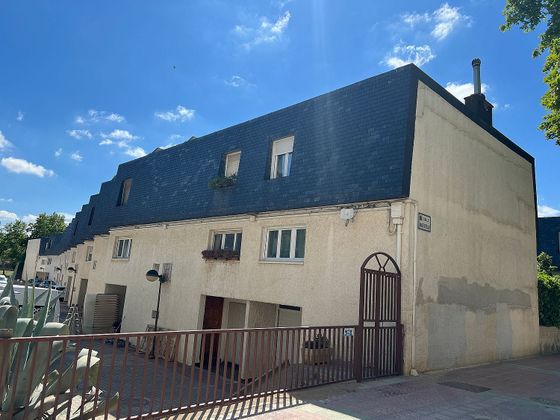 Foto 1 de Casa adossada en venda a Salvador Allende de 4 habitacions amb terrassa i garatge