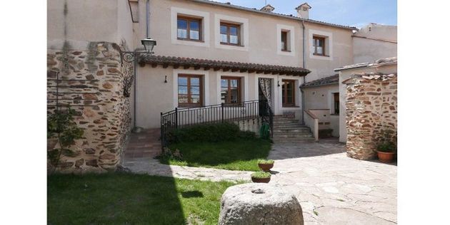 Foto 1 de Casa en venda a Santa María la Real de Nieva de 5 habitacions amb calefacció