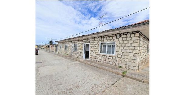 Foto 1 de Venta de casa en Zarzuela del Pinar de 4 habitaciones con garaje y calefacción
