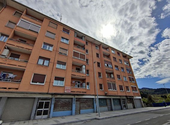 Foto 1 de Venta de piso en calle Arraibi Auzoa de 2 habitaciones y 69 m²