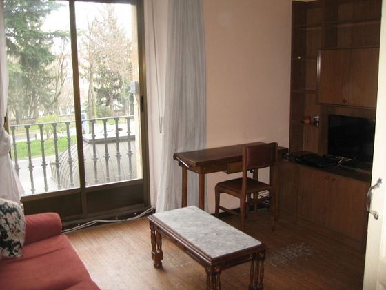 Foto 2 de Piso en alquiler en Hospitales - Campus de 4 habitaciones con muebles y balcón
