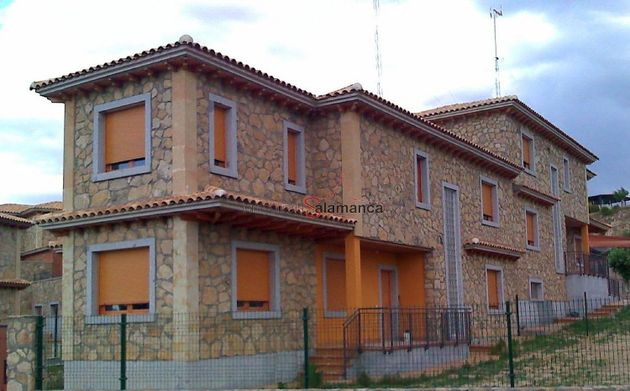 Foto 2 de Casa en venta en Villamayor de 4 habitaciones con terraza y jardín