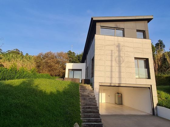 Foto 2 de Chalet en venta en Coruxo - Oia - Saiáns de 4 habitaciones con terraza y garaje