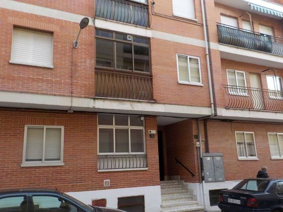 Foto 1 de Venta de piso en calle Reino de León de 3 habitaciones con terraza y balcón