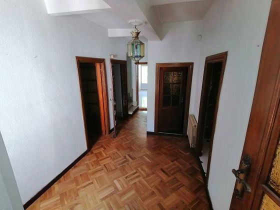 Foto 2 de Casa adossada en venda a calle Lorenza Iglesias de 8 habitacions amb terrassa i calefacció