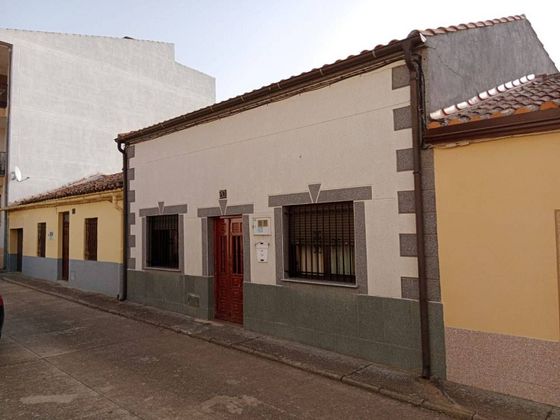 Foto 2 de Casa adosada en venta en calle General Castaños de 4 habitaciones con calefacción