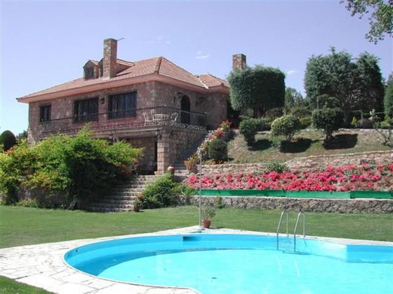 Foto 1 de Chalet en venta en Serrada (La) de 5 habitaciones con terraza y piscina