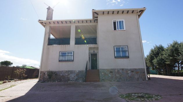 Foto 1 de Venta de chalet en Casar de Escalona (El) de 4 habitaciones con terraza y piscina