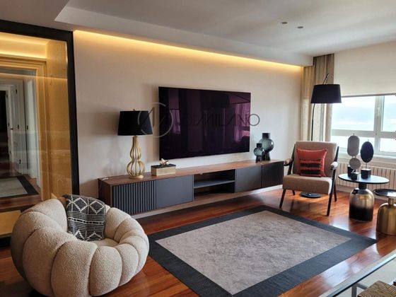 Foto 2 de Alquiler de piso en Praza España - Casablanca de 3 habitaciones con garaje y muebles