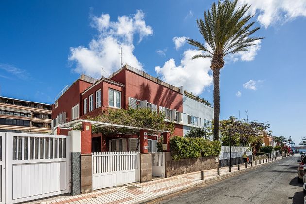 Foto 1 de Casa en venta en calle Doctor José Ponce Arias de 4 habitaciones con terraza y jardín