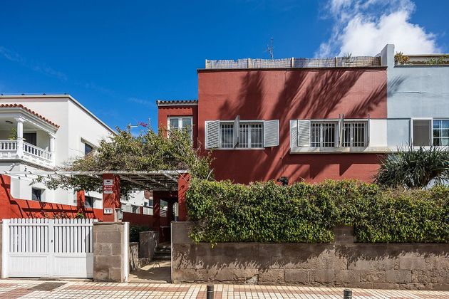 Foto 2 de Casa en venda a calle Doctor José Ponce Arias de 4 habitacions amb terrassa i jardí
