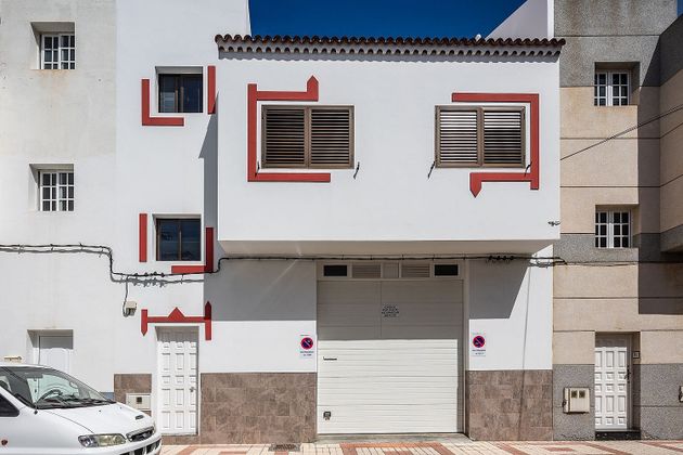 Foto 2 de Casa adosada en venta en Tamaraceite de 5 habitaciones con terraza y garaje
