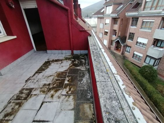 Foto 2 de Pis en venda a calle La Escuela de 3 habitacions amb terrassa i calefacció