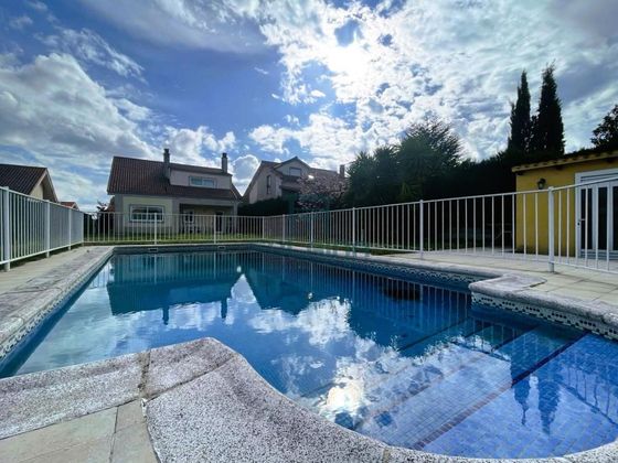 Foto 1 de Chalet en venta en Pereiro de Aguiar (O) de 4 habitaciones con piscina y garaje