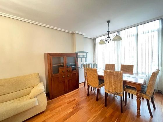 Foto 2 de Alquiler de piso en Centro - Ourense de 4 habitaciones con muebles y calefacción
