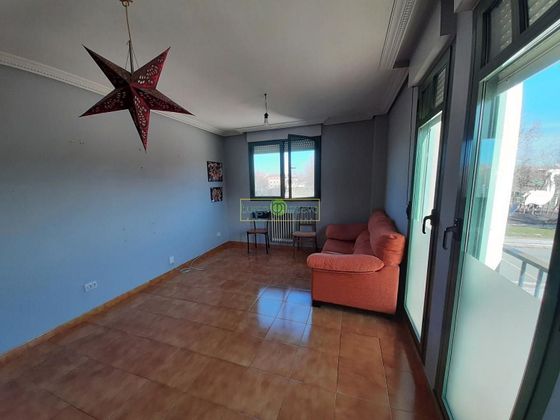 Foto 2 de Pis en venda a Trobajo del Camino de 2 habitacions amb garatge i balcó
