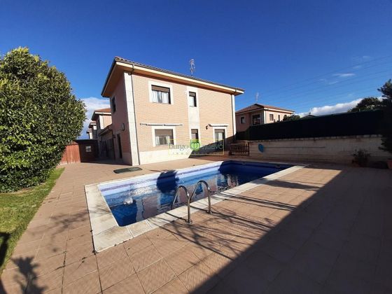 Foto 1 de Casa en venda a Onzonilla de 4 habitacions amb piscina i garatge