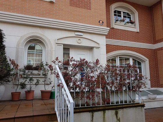 Foto 2 de Casa adosada en venta en calle Hijos de Santiago Rodríguez Burgos de 5 habitaciones con terraza y garaje