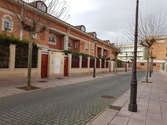 Foto 1 de Casa adosada en venta en calle Hijos de Santiago Rodríguez Burgos de 5 habitaciones con terraza y garaje
