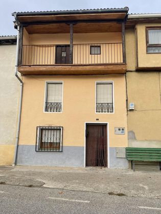 Foto 1 de Venta de casa en Villarcayo de Merindad de Castilla la Vieja de 3 habitaciones con piscina y jardín