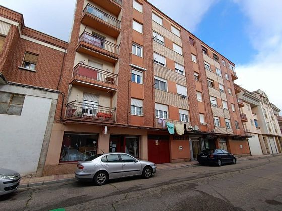 Foto 1 de Venta de piso en calle Primitivo Aguado de 3 habitaciones con terraza y balcón