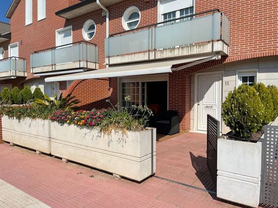 Foto 1 de Casa adossada en venda a avenida De Madrid de 4 habitacions amb terrassa i piscina