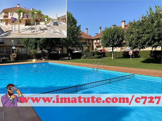Foto 1 de Casa adossada en venda a calle Manuel de Falla de 5 habitacions amb terrassa i piscina