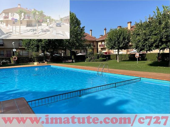 Foto 2 de Casa adossada en venda a calle Manuel de Falla de 5 habitacions amb terrassa i piscina