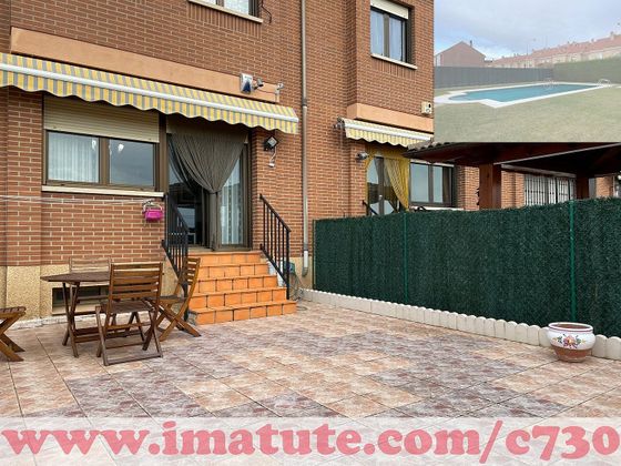 Foto 2 de Venta de casa adosada en calle Orense de 4 habitaciones con terraza y piscina